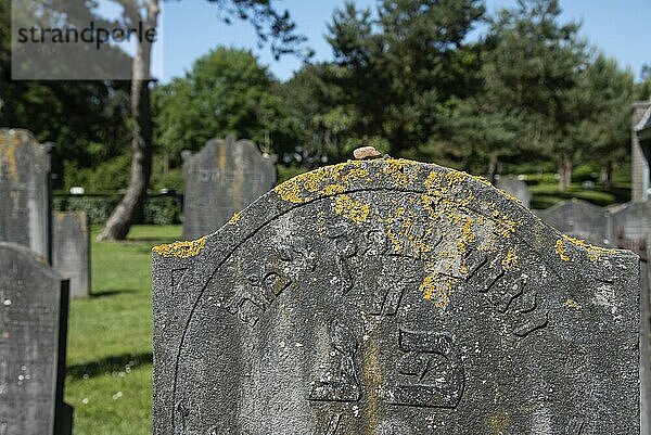 Den Helder  Niederlande  Juni 2022. Alte  verfallene jüdische Gräber auf dem Friedhof von Den Helder. Selektiver Fokus  Europa