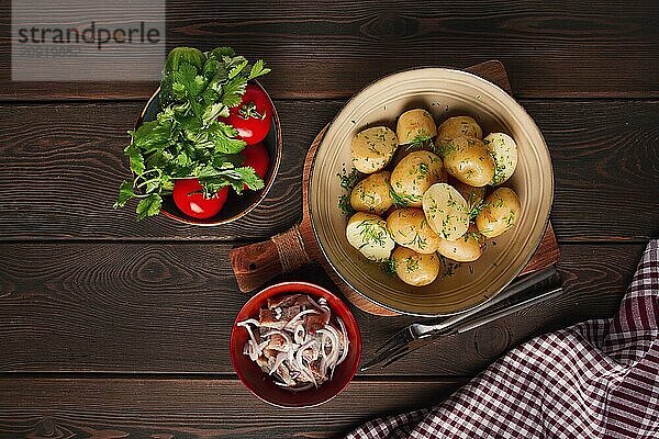 Frisch gekochte  neue Kartoffeln  mit Dill  auf einem Holztisch  selektiver Fokus. Nahaufnahme  Tonung  keine Personen