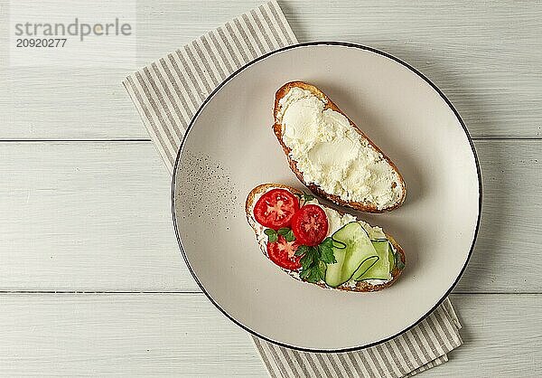 Sandwich  mit Frischkäse  hausgemacht  auf einem Schneidebrett  rustikal  ohne Menschen  selektiver Fokus  Frühstück