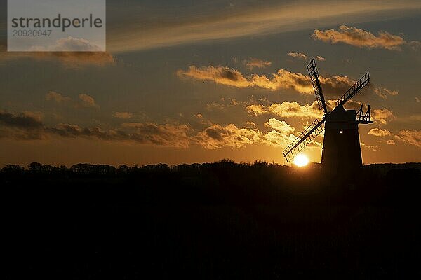 Windmühlensilhouette bei Sonnenuntergang mit rotem Himmel und Wolken  Burnham Ovary Staithe  Norfolk  England  Großbritannien  Europa