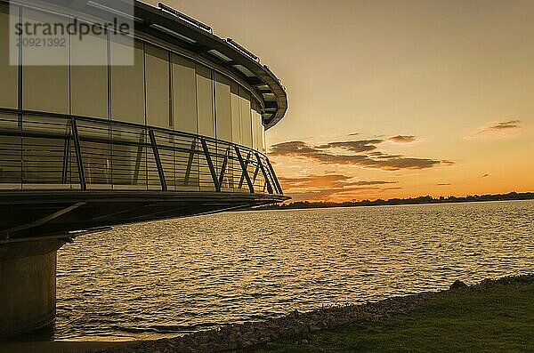 Panoramarestaurant an der Uferpromenade von Guaíba in der Silhouette bei Sonnenuntergang