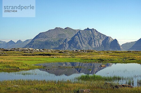 Eine friedliche Naturlandschaft mit einem Berg und einem See  der die umliegenden Felsen und den Himmel spiegeln  moorige Landschaft  Stille  Ruhe  Lofoten  Norwegen  Europa