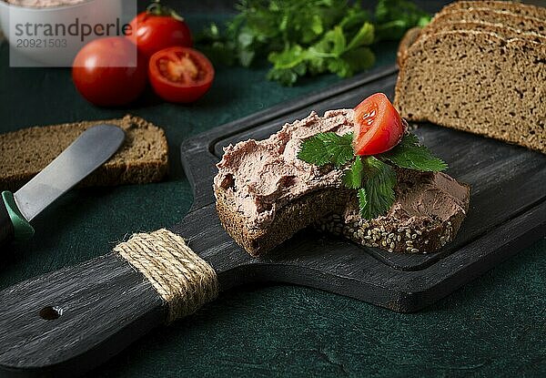 Leberpastete auf Roggenbrot  Frühstück  Nahaufnahme  dunkler Hintergrund  keine Personen  selektiver Fokus