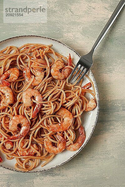 Spaghetti mit Königskrabben  mit Gewürzen  Draufsicht  selektiver Fokus  hausgemacht  ohne Personen