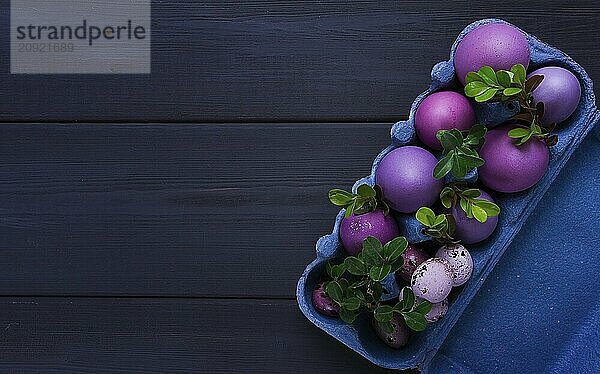 Ostereier  lila und fliederfarben  auf einem grauen Holztisch  Osterkarte  Banner  selektiver Fokus  horizontal