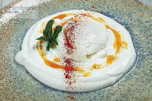 ?ilbir  traditionelles türkisches Frühstück  türkische Eier mit Joghurt und Butter  hausgemacht  ohne Menschen