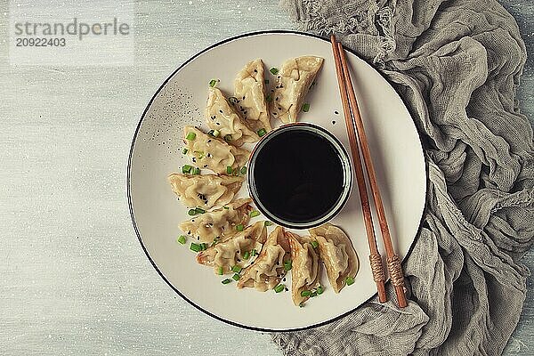 Japanische Gyoza Knödel  gebraten  mit Soße  Draufsicht  ohne Personen  getönt  selektiver Fokus