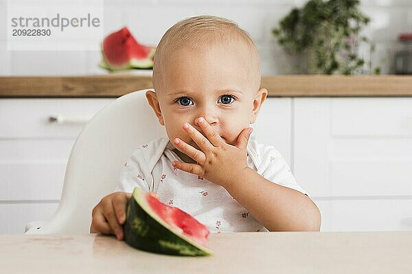 Vorderansicht schönes Baby ißt Wassermelone