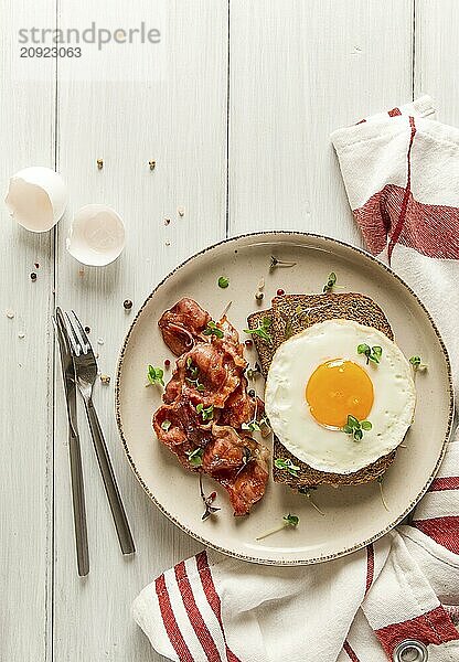 Frühstück  Spiegelei mit Speck  mikro grün  auf einem hellen Hintergrund  keine Menschen  selektiver Fokus