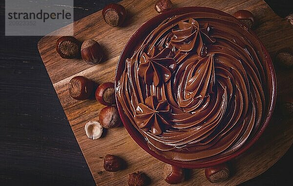 Schokoladennusspaste  Mousse  Nudeln  in einer Tasse  auf einem Holztisch  Draufsicht  selektiver Fokus  keine Personen