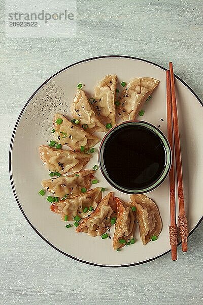 Japanische Gyoza Knödel  gebraten  mit Soße  Draufsicht  ohne Personen  getönt  selektiver Fokus