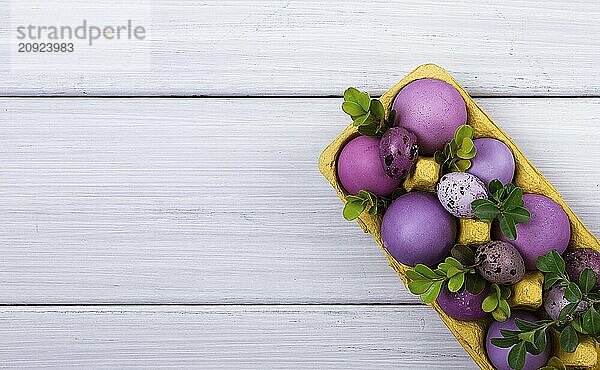 Ostereier  lila und fliederfarben  auf einem weißen Holztisch  Osterkarte  Banner  selektiver Fokus  horizontal