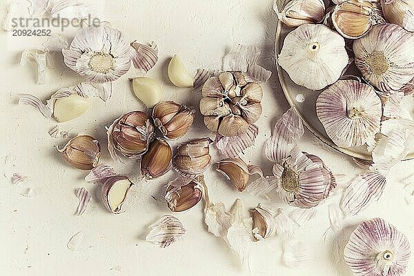 Frischer Knoblauch auf einem weißen Hintergrund  Draufsicht  Lebensmittelkonzept