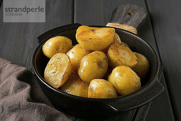 Frisch gekochte  neue Kartoffeln  mit Dill  auf einem Holztisch  selektiver Fokus. Nahaufnahme  Tonung  keine Personen