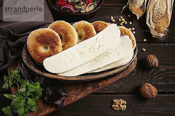 Mchadi  Maistortillas  traditionelles georgisches Gericht  Maisbrot  mit Imeretischem Käse  hausgemacht  ohne Menschen  auf einem Holztisch