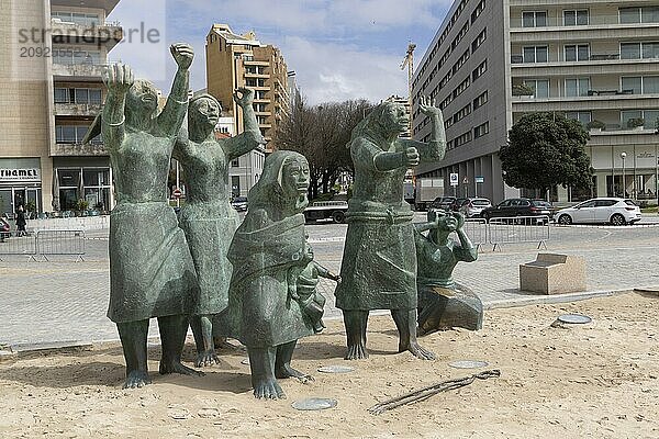 Sehenswürdigkeit Tragödie auf See  Skulptur des Bildhauers Jose Joao Brito in Erinnerung an das Schiffsunglück von 1947 am Strand Praia do Titan in Matosinhos  Region Norte  Distrikt Porto  Portugal  Europa