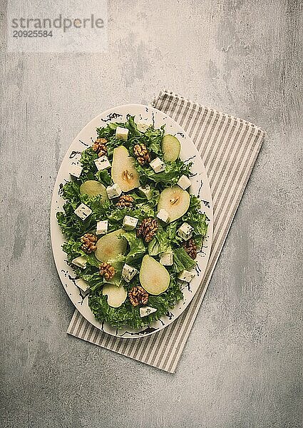 Keto Salat  Birne mit Blauschimmelkäse und Walnuss  selektiver Fokus  keine Menschen  Nahaufnahme