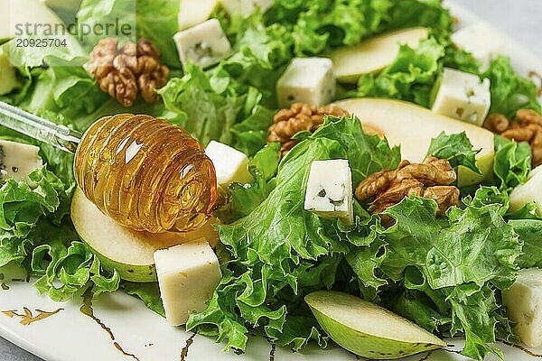 Keto Salat  Birne mit Blauschimmelkäse und Walnuss  selektiver Fokus  keine Menschen  Nahaufnahme