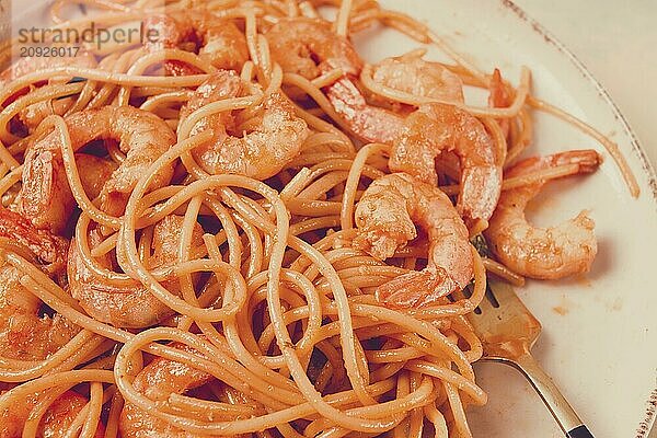 Spaghetti mit Königskrabben  mit Gewürzen  Draufsicht  selektiver Fokus  hausgemacht  ohne Personen