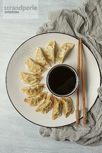 Japanische Gyoza Knödel  gebraten  mit Soße  Draufsicht  ohne Personen  getönt  selektiver Fokus