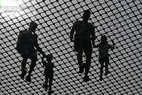 Besucher balancieren im Gegenlicht auf einem Stahlnetz auf dem Aussichtsturm am Baumwipfelpfad Usedom  Ostseebad Heringsdorf  Insel Usedom  Mecklenburg-Vorpommern  Deutschland  Europa