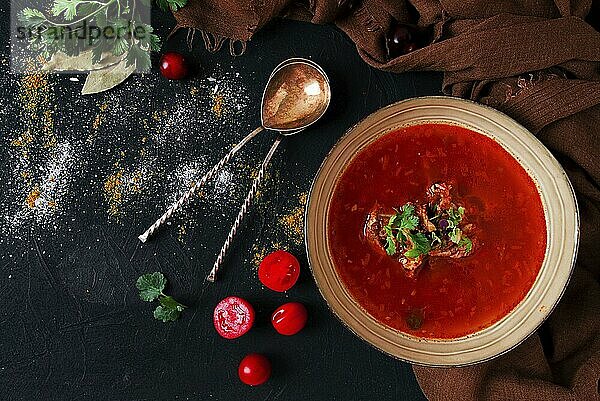 Traditionelles georgisches Gericht scharfe Tomate  Kharcho Suppe  auf dunklem Hintergrund  ohne Menschen  Ansicht von oben