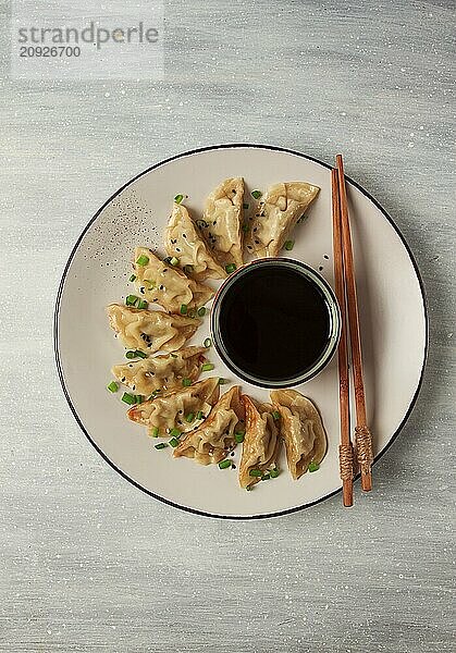 Japanische Gyoza Knödel  gebraten  mit Soße  Draufsicht  ohne Personen  getönt  selektiver Fokus