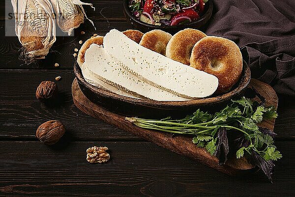 Mchadi  Maistortillas  traditionelles georgisches Gericht  Maisbrot  mit Imeretischem Käse  hausgemacht  ohne Menschen  auf einem Holztisch