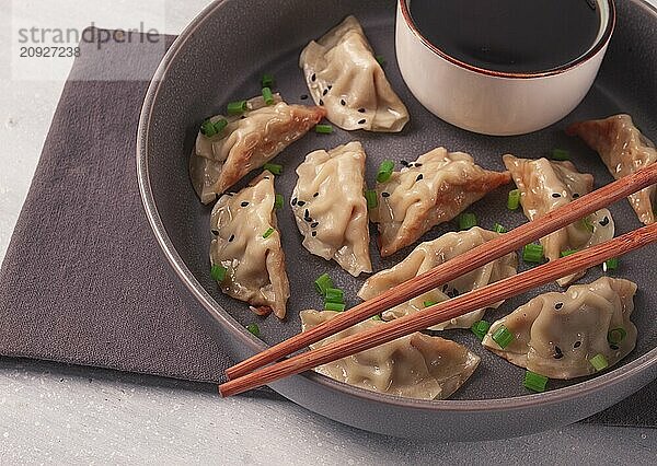 Japanische Gyoza Knödel  gebraten  mit Soße  Draufsicht  ohne Personen  getönt  selektiver Fokus