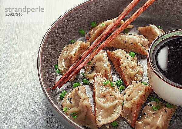 Japanische Gyoza Knödel  gebraten  mit Soße  Draufsicht  ohne Personen  getönt  selektiver Fokus