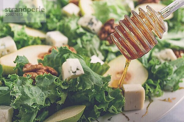 Keto Salat  Birne mit Blauschimmelkäse und Walnuss  selektiver Fokus  keine Menschen  Nahaufnahme