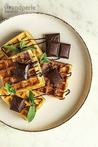 Wiener Waffeln  mit Schokolade  Frühstück  auf einem beigen Hintergrund  keine Menschen  selektiver Fokus  Waffeln  Dessert  Schokolade  Minze