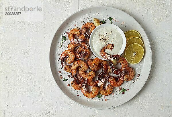 Gebratene Garnelen  ohne Kopf  mit Gewürzen  gegrillt  hausgemacht  ohne Menschen