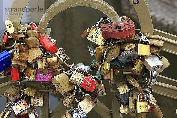 Gluecksschloesser an einem Gelaender  Liebesschloss ist ein Vorhaengeschloss  das nach einem Brauch von Verliebten an Bruecken angebracht wird  um symbolisch ihre ewige Liebe zu besiegeln.  Prag  Tschechien  Europa