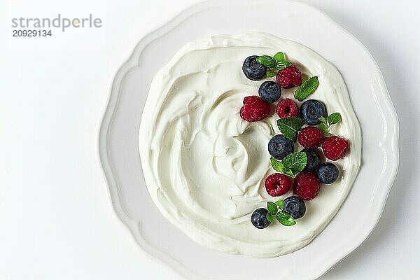 Frühstück  Joghurt mit frischen Beeren  Himbeeren und Heidelbeeren  auf einem weißen Hintergrund  selektiver Fokus  keine Menschen  gesunde Lebensmittel