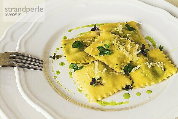 Ravioli mit Spinat und Käse  grüne Soße  auf einem hellen Hintergrund  selektiver Fokus  keine Menschen