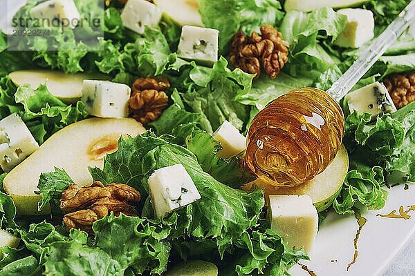 Keto Salat  Birne mit Blauschimmelkäse und Walnuss  selektiver Fokus  keine Menschen  Nahaufnahme