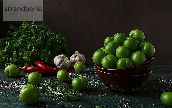 Tkemali  grüne Kirschpflaume  mit Zutaten für Sauce  Koriander  Minze  Paprika  Knoblauch  auf einem Holztisch  Nahaufnahme  rustikal  Lebensmittel Hintergrund  keine Menschen  selektiver Fokus