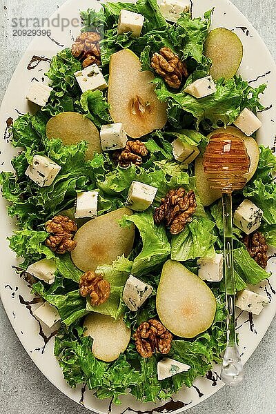 Keto Salat  Birne mit Blauschimmelkäse und Walnuss  selektiver Fokus  keine Menschen  Nahaufnahme