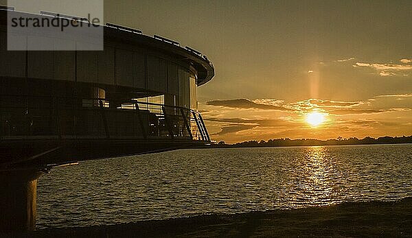 Panoramarestaurant an der Uferpromenade von Guaíba in der Silhouette bei Sonnenuntergang