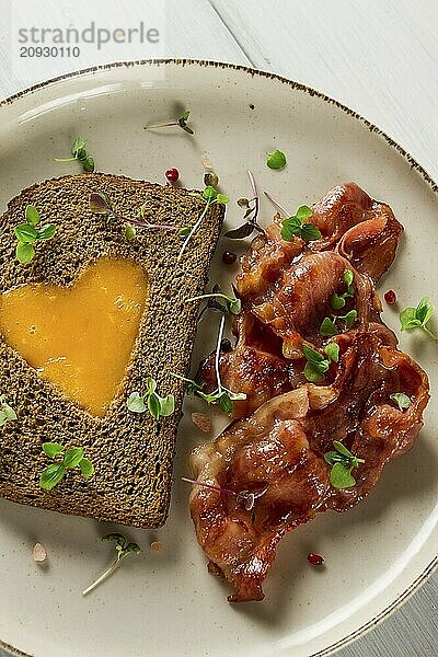 Frühstück  Spiegelei mit Speck  mikro grün  auf einem hellen Hintergrund  keine Menschen  selektiver Fokus