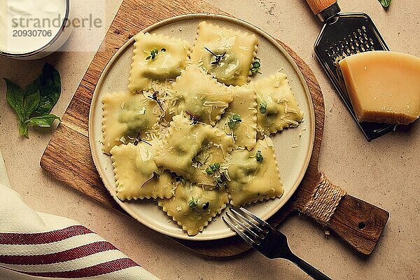 Ravioli mit Spinat und Käse  vegetarisches Essen  auf einem beigen Hintergrund  keine Menschen.selektiver Fokus  rustikal