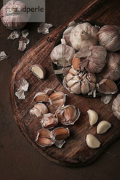 Frischer Knoblauch  auf einem dunklen Hintergrund  Draufsicht  Lebensmittelkonzept