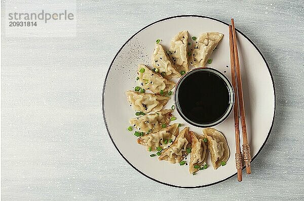 Japanische Gyoza Knödel  gebraten  mit Soße  Draufsicht  ohne Personen  getönt  selektiver Fokus