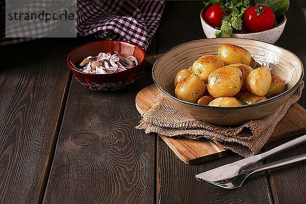 Frisch gekochte  neue Kartoffeln  mit Dill  auf einem Holztisch  selektiver Fokus. Nahaufnahme  Tonung  keine Personen