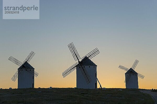 Silhouette von Windmühlen bei Sonnenuntergang gegen einen farbenfrohen Himmel  Windmühlen  Campo de Criptana  Provinz Ciudad Real  Kastilien-La Mancha  Route des Don Quijote  Spanien  Europa