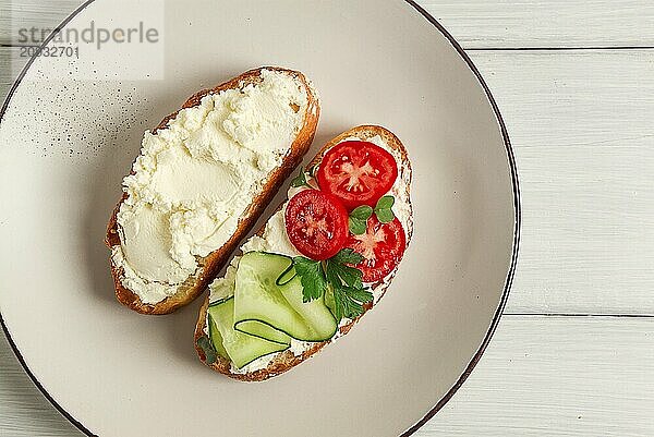 Sandwich  mit Frischkäse  hausgemacht  auf einem Schneidebrett  rustikal  ohne Menschen  selektiver Fokus  Frühstück