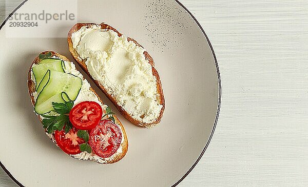 Sandwich  mit Frischkäse  hausgemacht  auf einem Schneidebrett  rustikal  ohne Menschen  selektiver Fokus  Frühstück