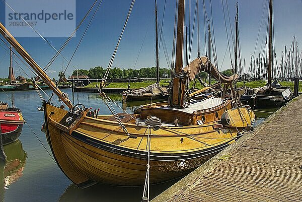 Enkhuizen  Niederlande  Juni 2022. Alte Plattboden Segelschiffe im Hafen des Zuiderzee Museums in Enkhuizen. Selektiver Fokus  Europa