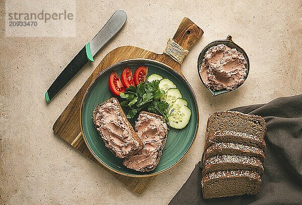 Leberpastete auf Roggenbrot  Frühstück  Nahaufnahme  beiger Hintergrund  keine Personen  selektiver Fokus